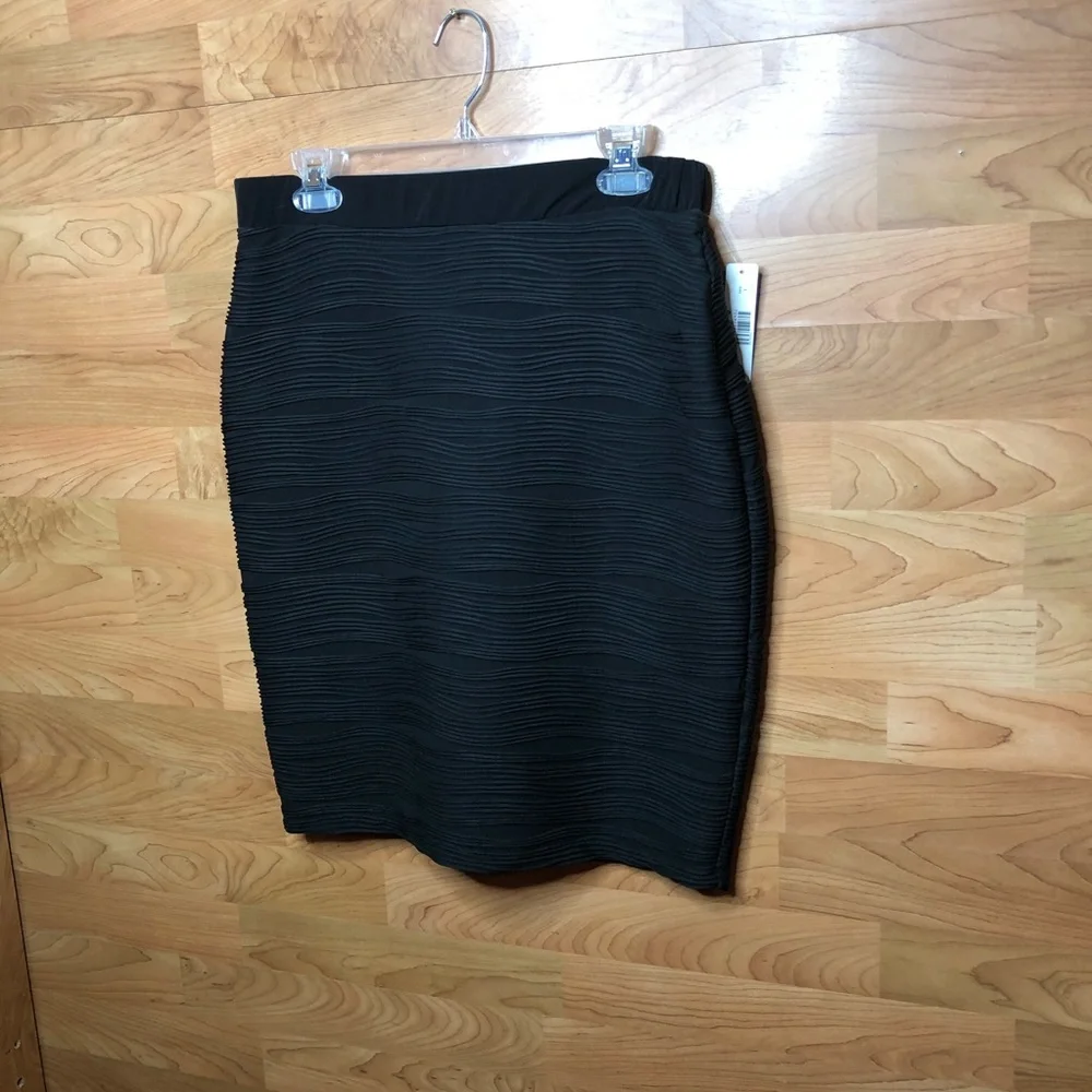 New Directions Large Ribbed Lined Black Midi Skirt